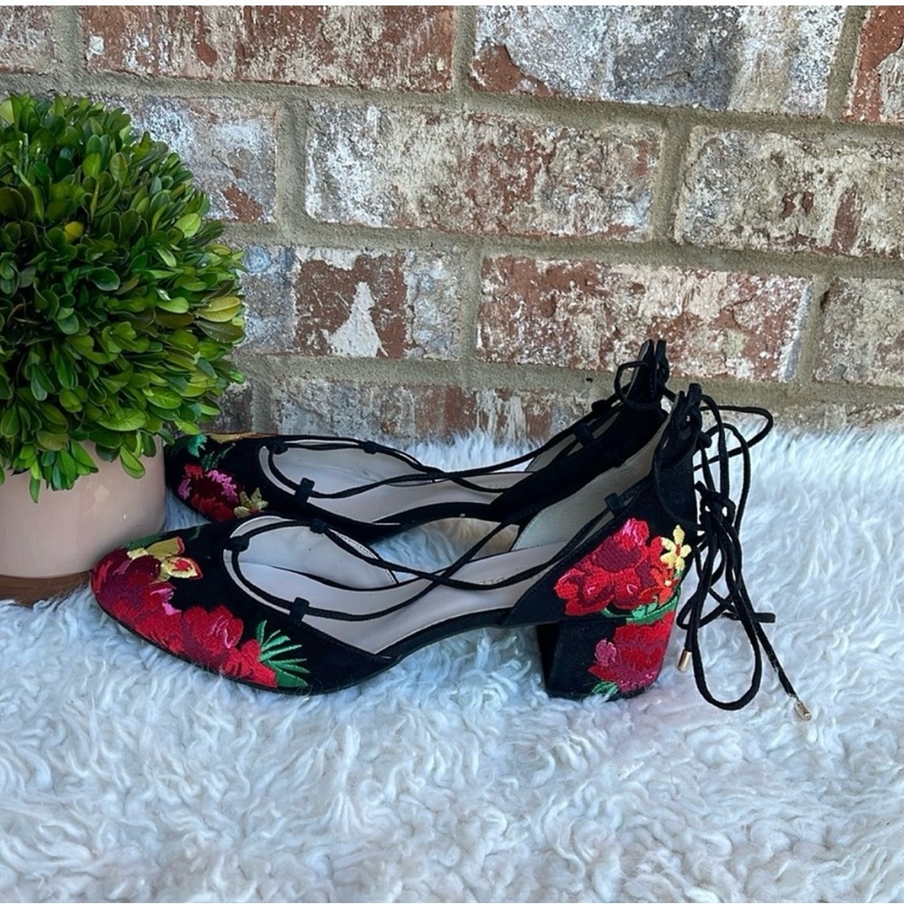 New 100% Exclusive Kenneth Cole Tessa Embroidered Lace Up Block Heel Pumps
Sz 11 - Picture 6 of 10